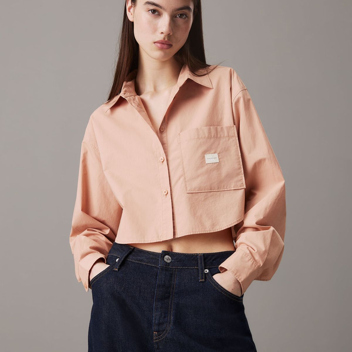 CALVIN KLEIN - BLUSA WOVEN LABEL CROPPED SHIRT