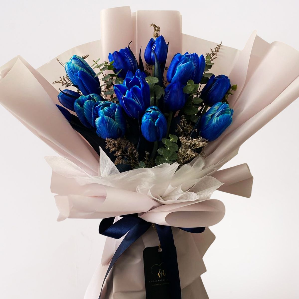 VI REGALANDO AMOR - Ramo Saffira - Tulipanes Azules