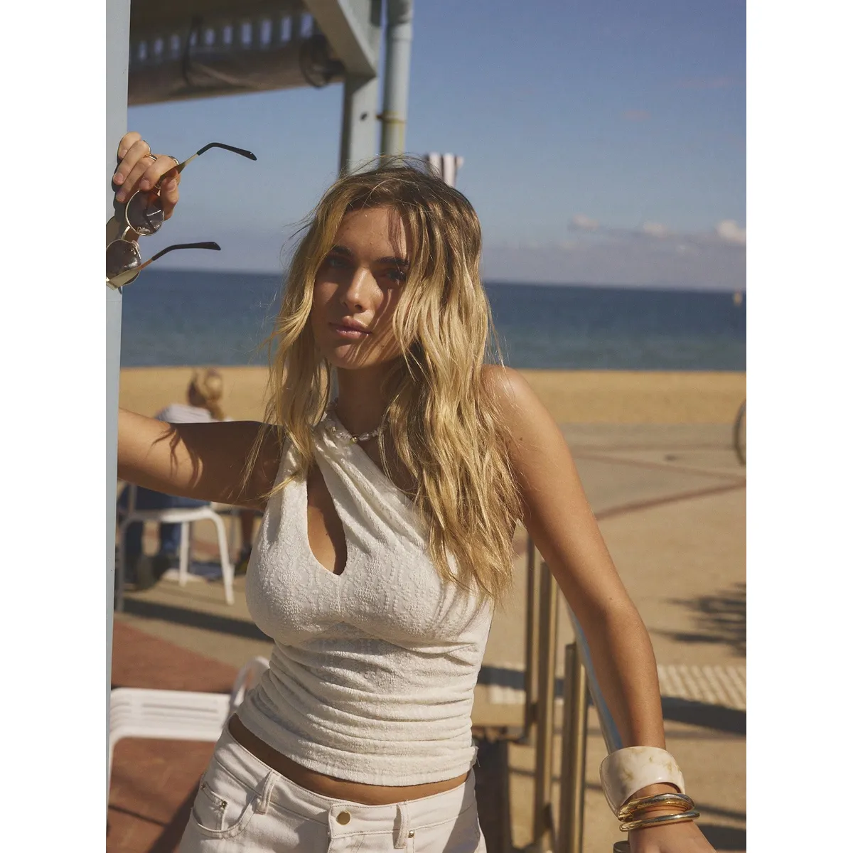 GENERICO - Top Aura con escote asimétrico y abertura cut-out