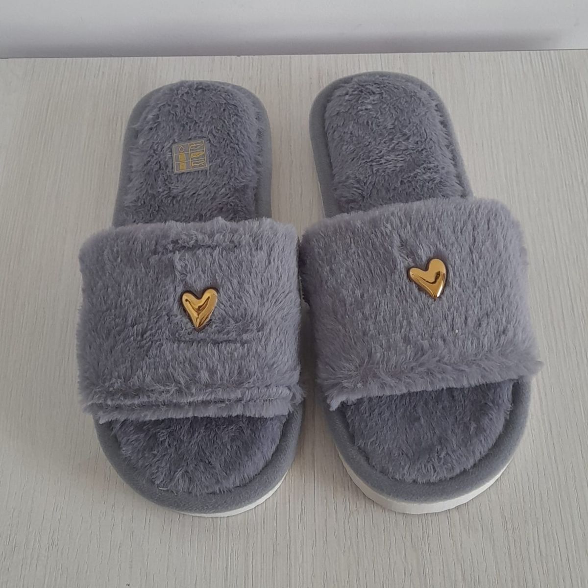 GENERICO - PANTUFLA  DE PELUCHE CON DETALLE DE CORAZON  CN40 – 41 ( PERU 38 - 39 )
