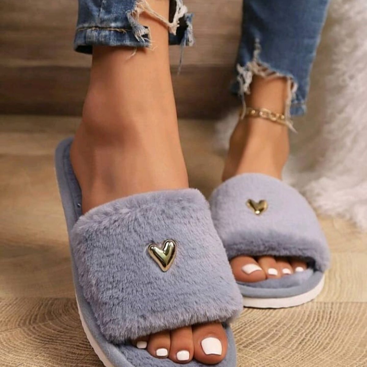 GENERICO - PANTUFLA  DE PELUCHE CON DETALLE DE CORAZON  CN38 – 39 ( PERU 36 - 37 )