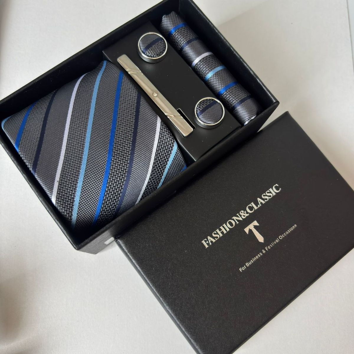 GENERICO - SET CORBATA PISA CORBATA GEMELOS PAÑUELO PLOMO A RAYAS