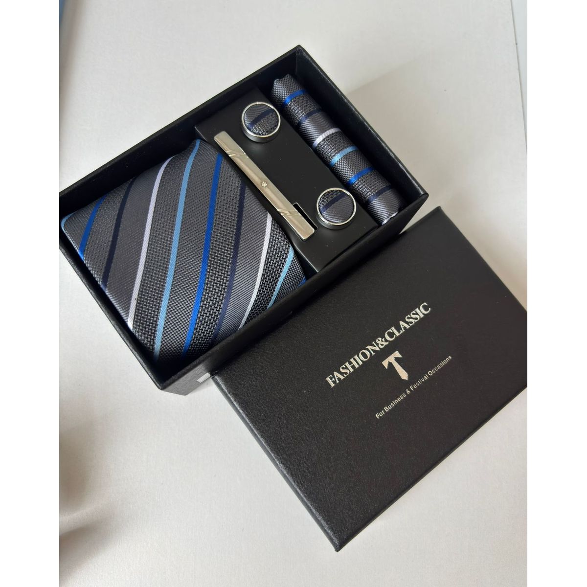 GENERICO - SET CORBATA PISA CORBATA GEMELOS PAÑUELO PLOMO A RAYAS