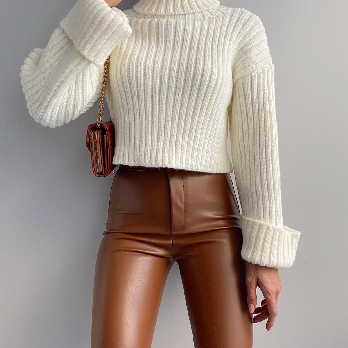 AMA OUTFITTERS - CHOMPA TIPO CROP IVY