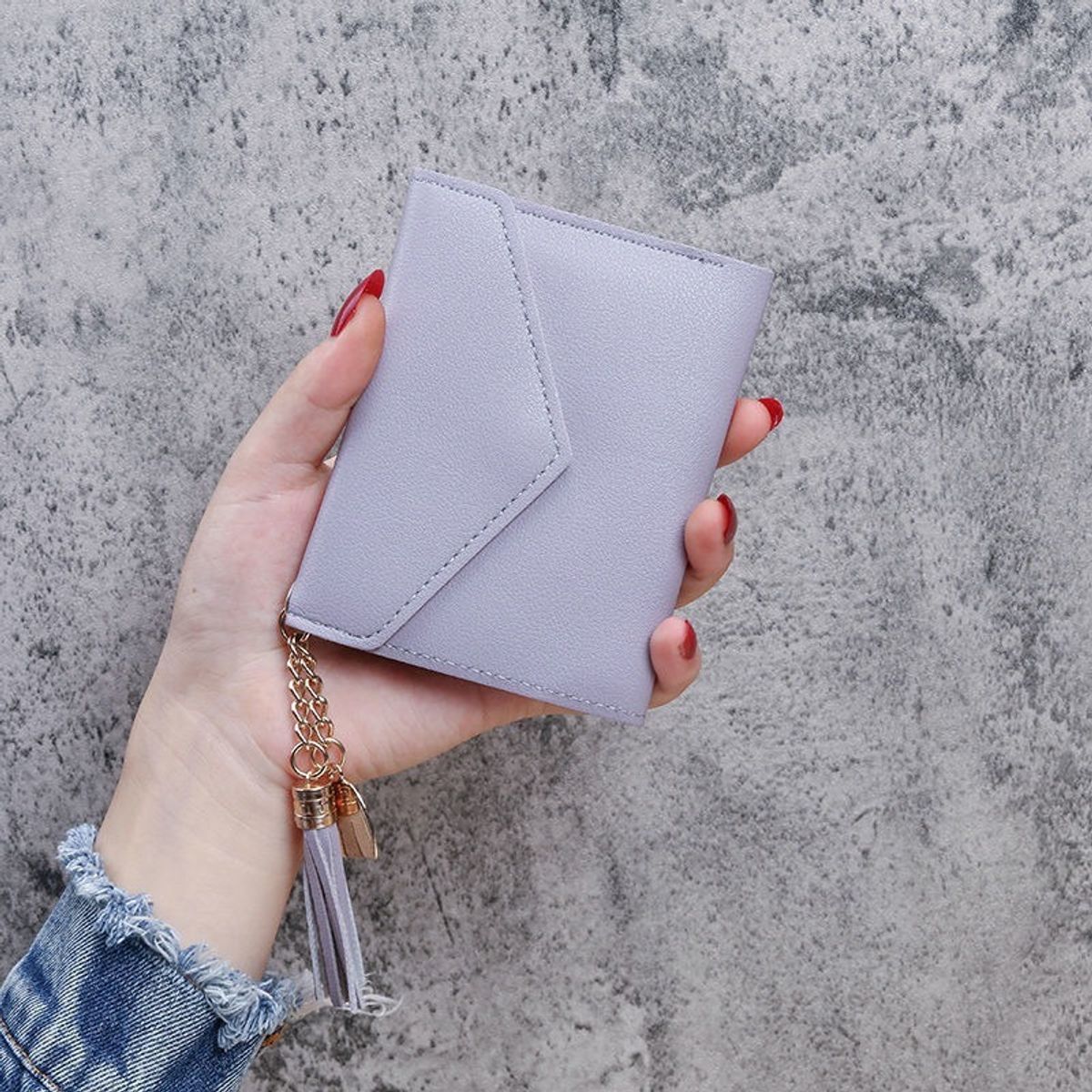 GENERICO - Billetera compacta con diseño elegante y detalle de borla