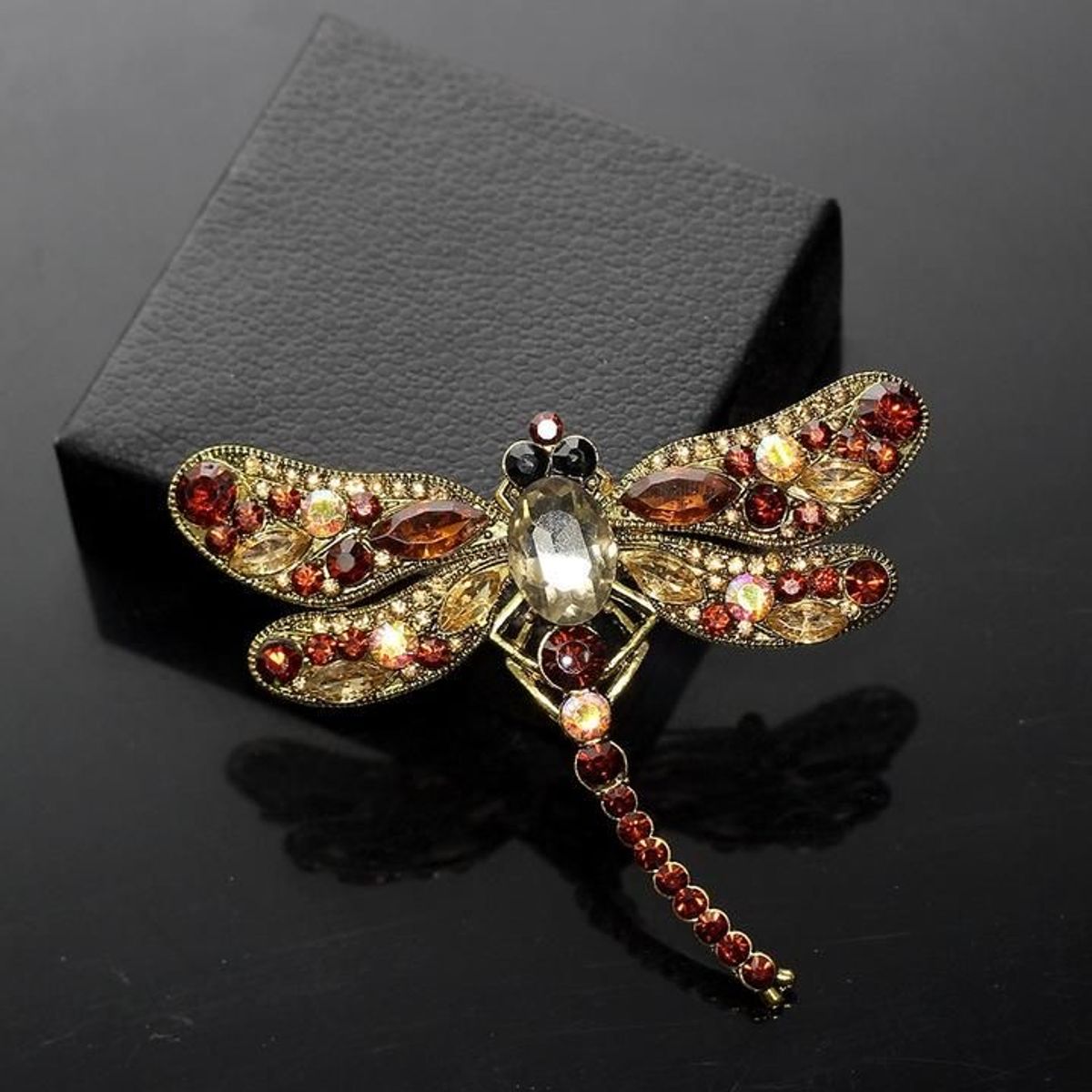 AMA OUTFITTERS - BROCHE CON PEDRERIA LIBELULA