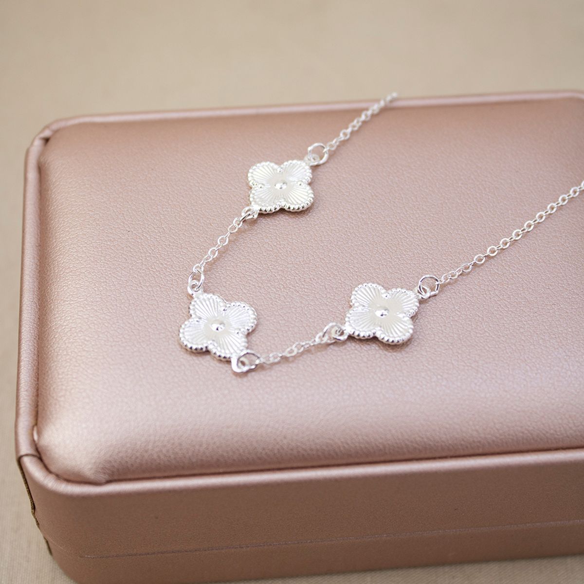 CLEO JOYAS & ACCESORIOS - Collar 3 Treboles Plateado