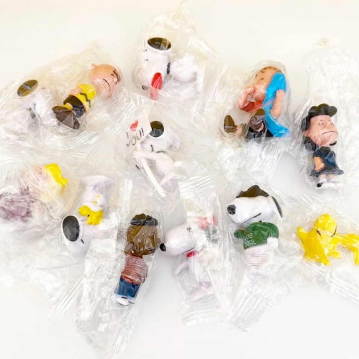 GENERICO - CHARLIE BROWN Y SNOOPY 12 UNID