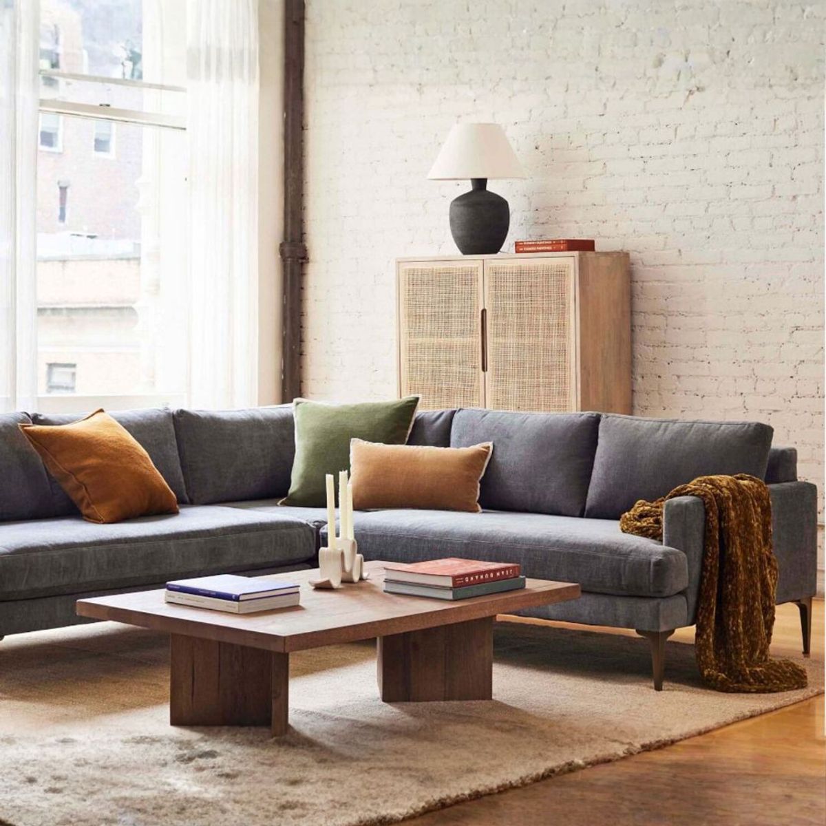 GENERICO - Seccional Andre en Forma U en Tela Antifluido con Patas de Acero Dorado