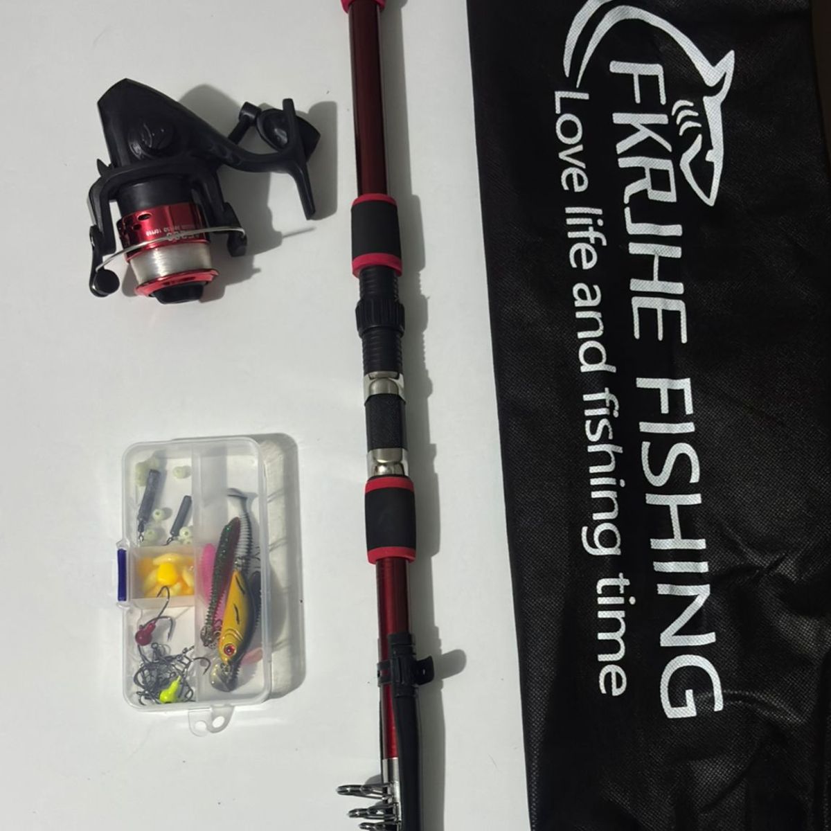 GENERICO - CAÑA DE PESCAR Y SEÑUELOS ROJO Y NEGRO BOLS