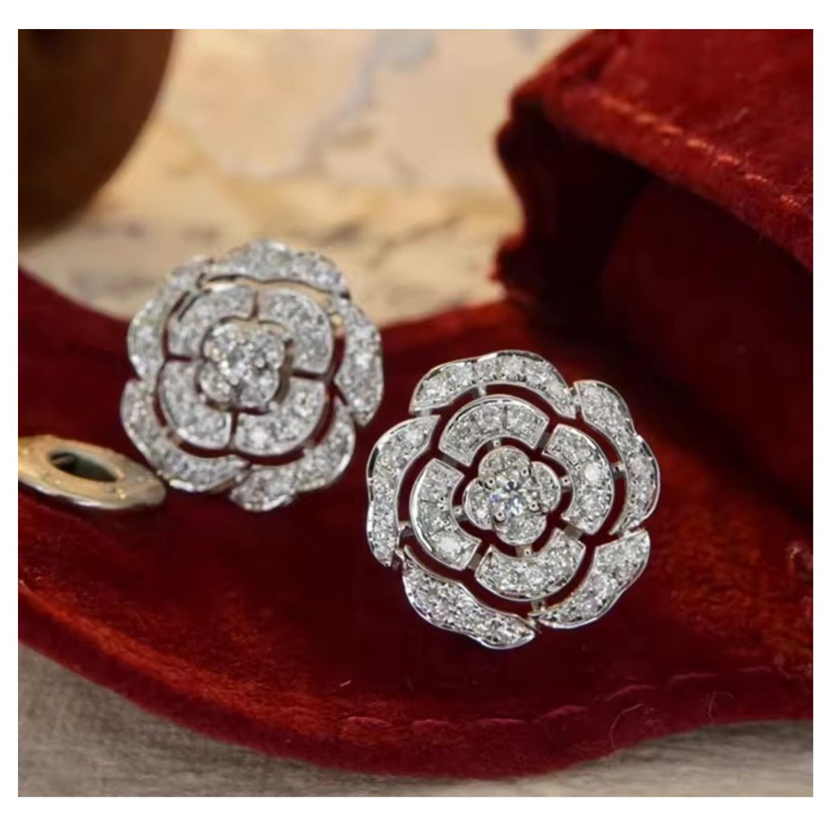 LA TIENDA 88 JOYAS Y ACCESORIOS - La Tienda 88 - Aretes Colgantes Cristales Mujer DeLuxe bañado Oro18k - Blanco