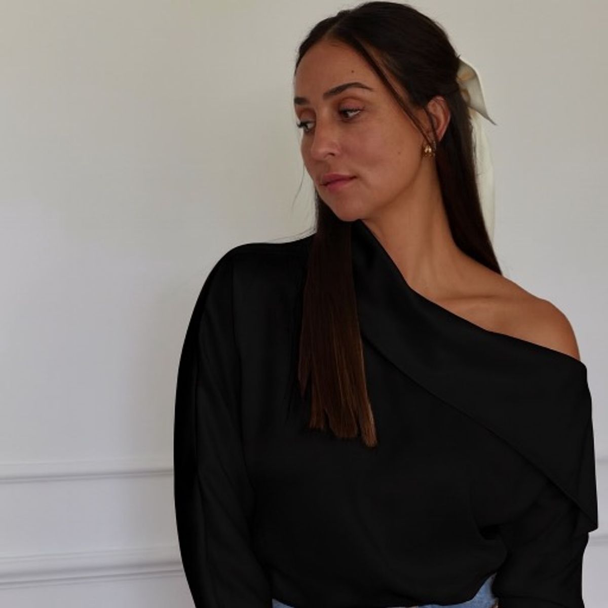 AMA OUTFITTERS - BLUSA OFF SHOULER SATINADA GAIA