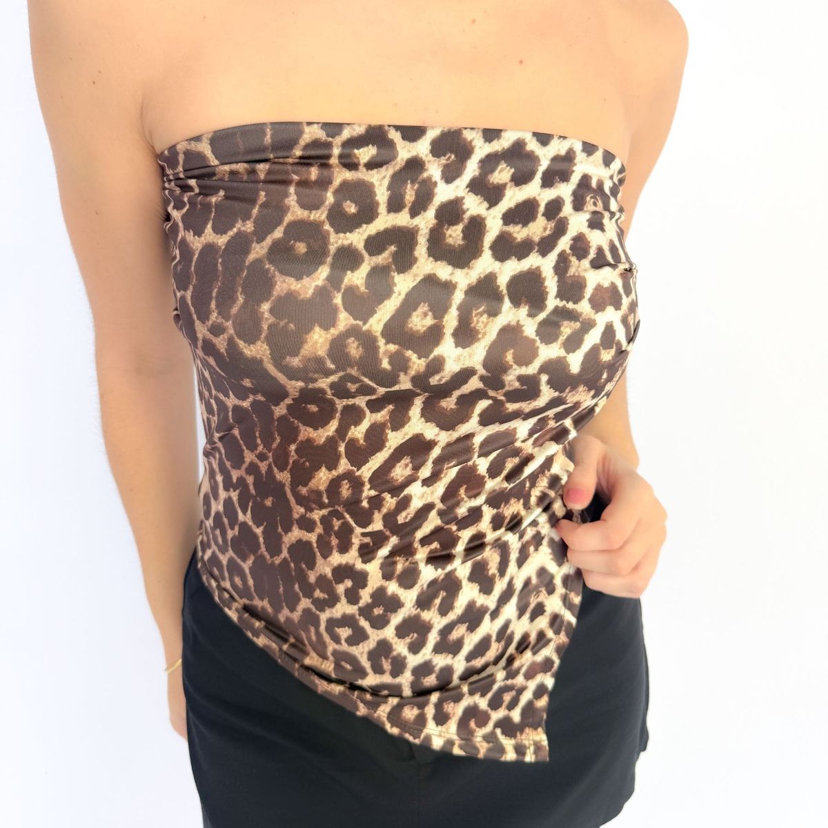 INTROSPECTIVA MODA - TOP STRAPLESS ASIMETRICO MODELO FATMA