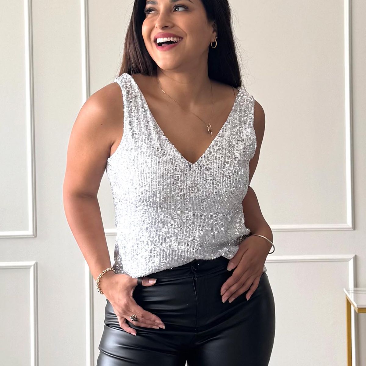 ARMA TU LOOK - BLUSA VIBRANT CUELLO V DE LENTEJUELAS MANGA CERO