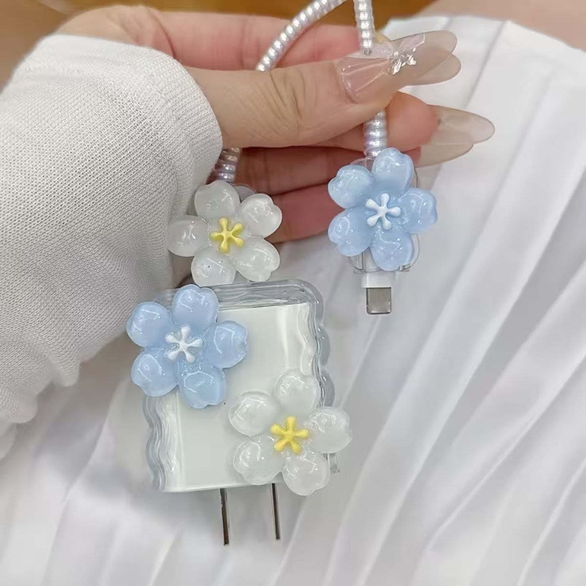 GENERICO - CASE PROTECTOR DE CARGADOR DE IPHONE DE FLORES HAWAIANAS CELESTE