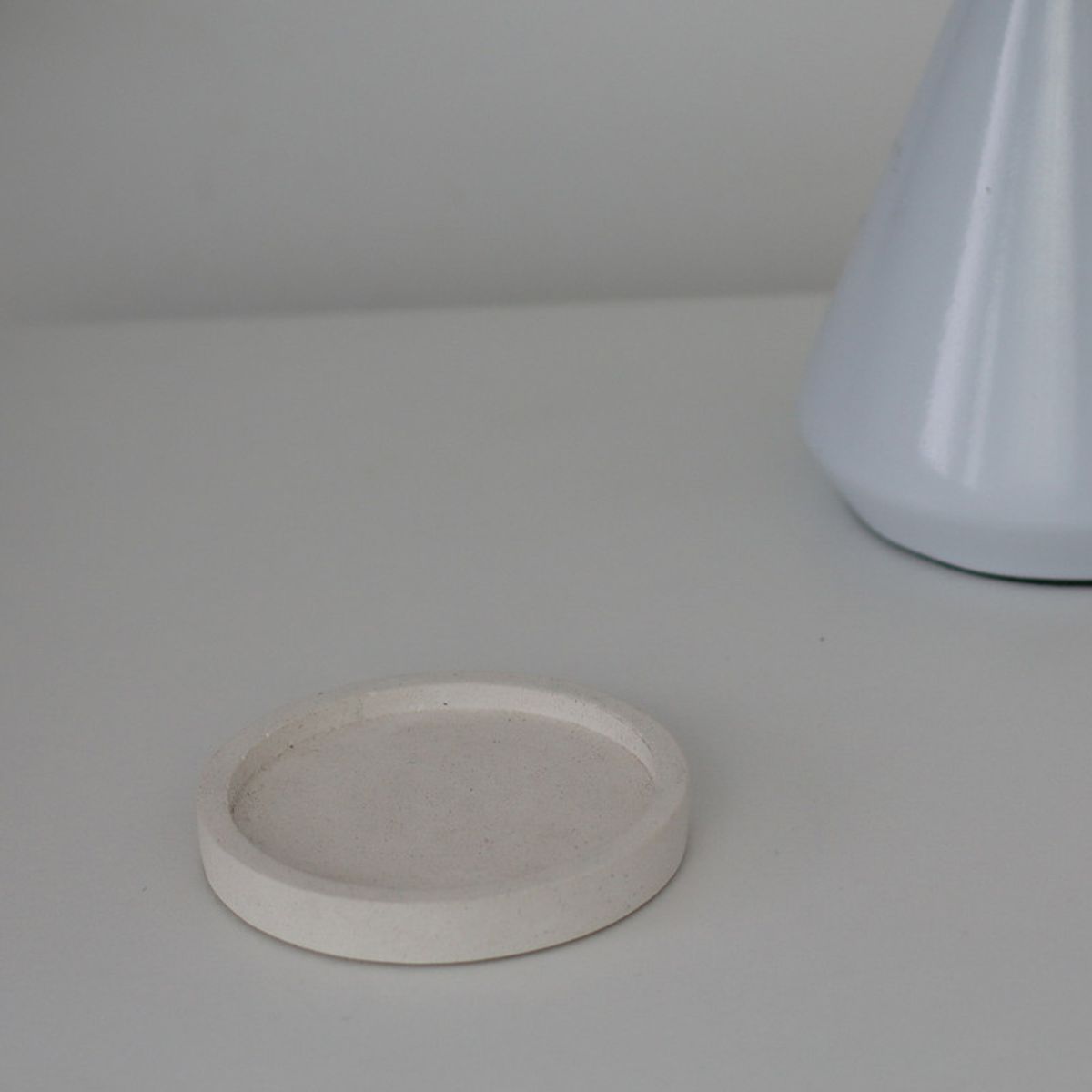 NIABEL - Plato Circular Concreto Blanco