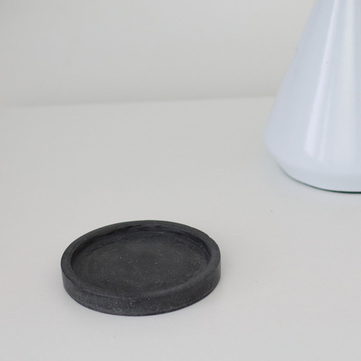 NIABEL - Plato Circular Concreto Gris Oscuro