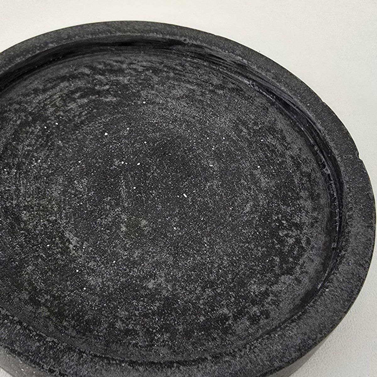 NIABEL - Plato Circular Concreto Gris Oscuro