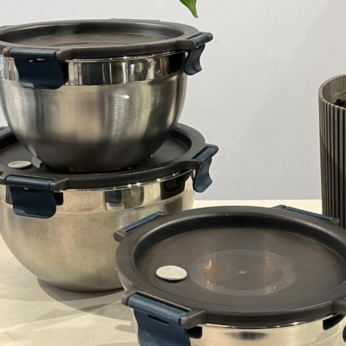 GENERICO - Set x 3 Bowls de Acero Inoxidable con Tapa Hermetica N° 18, 22 y 26 cm.