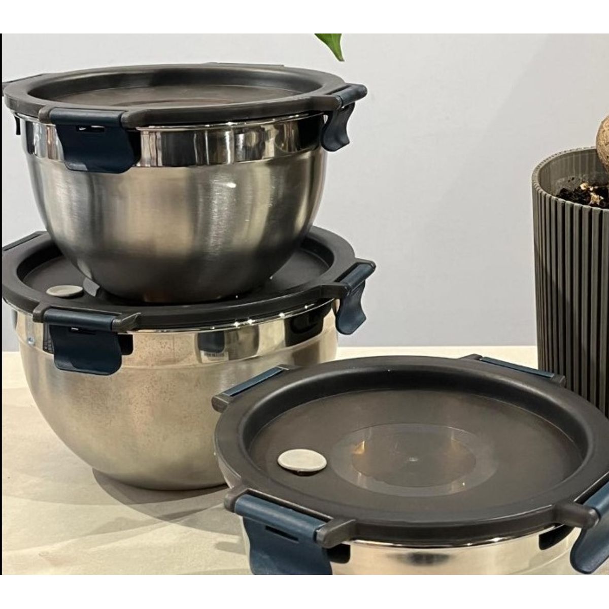 GENERICO - Set x 3 Bowls de Acero Inoxidable con Tapa Hermetica N° 18, 22 y 26 cm.