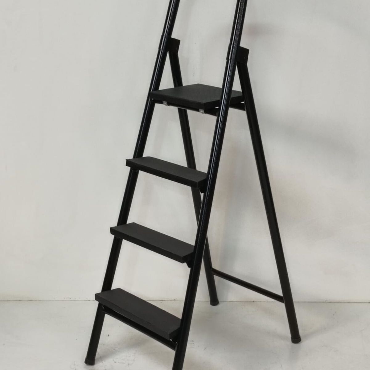 ATAHUALPA - Escalera Metálica de 4 pasos Negro