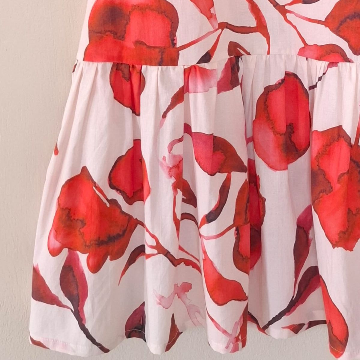 MARWAL - Falda  Carrie , by Marwal , Color Hueso / Flores  Rojas , Cintura  Espalda Elasticada.