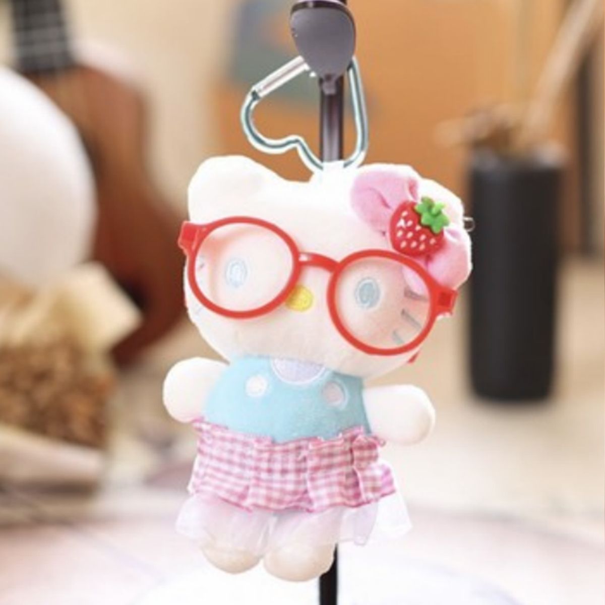 SANRIO - Llavero Peluche Kitty con Overol Sky Blue y Moño Rosita con Lentes