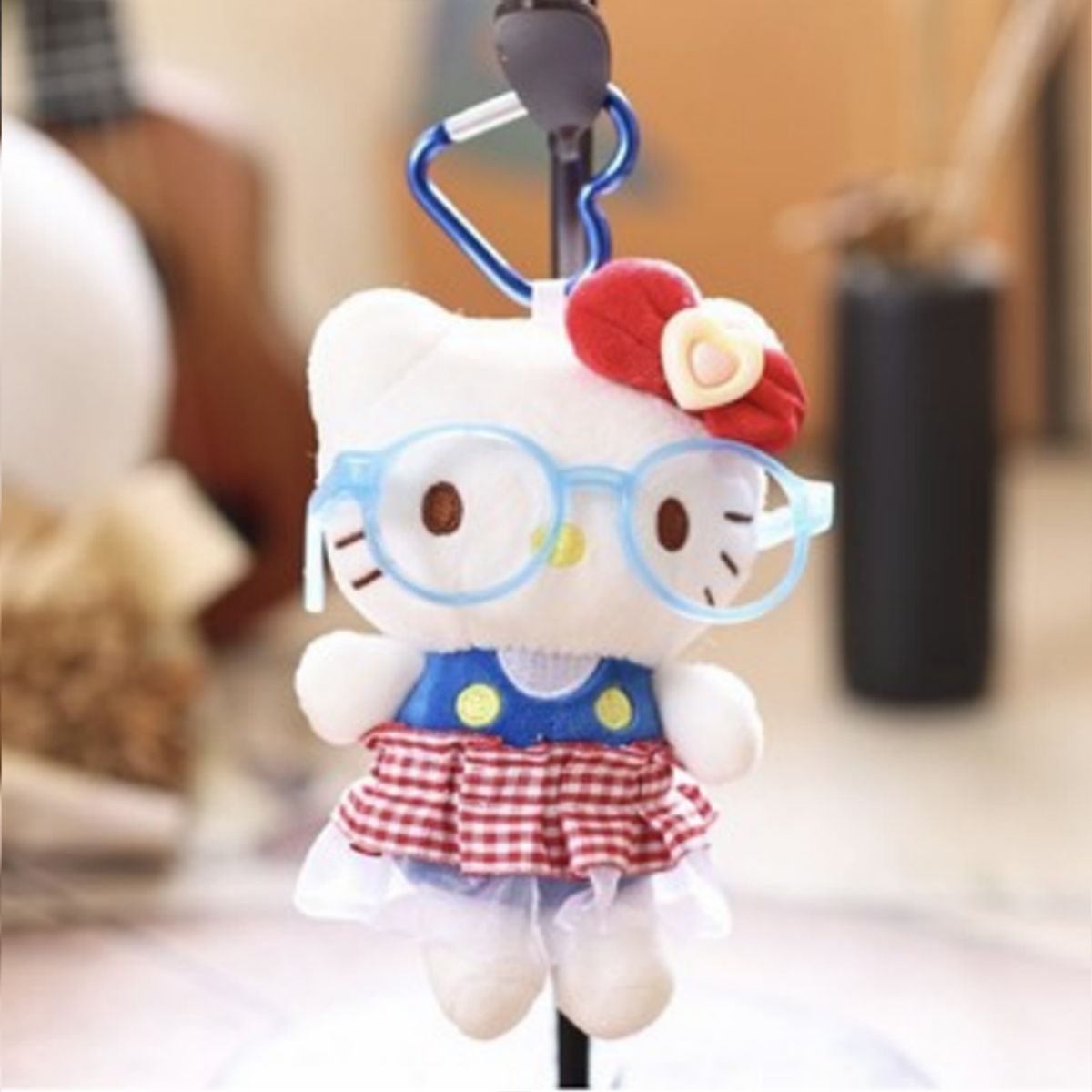 SANRIO - Llavero Peluche Kitty con Overol Blue y Moño Rojo con Lentes