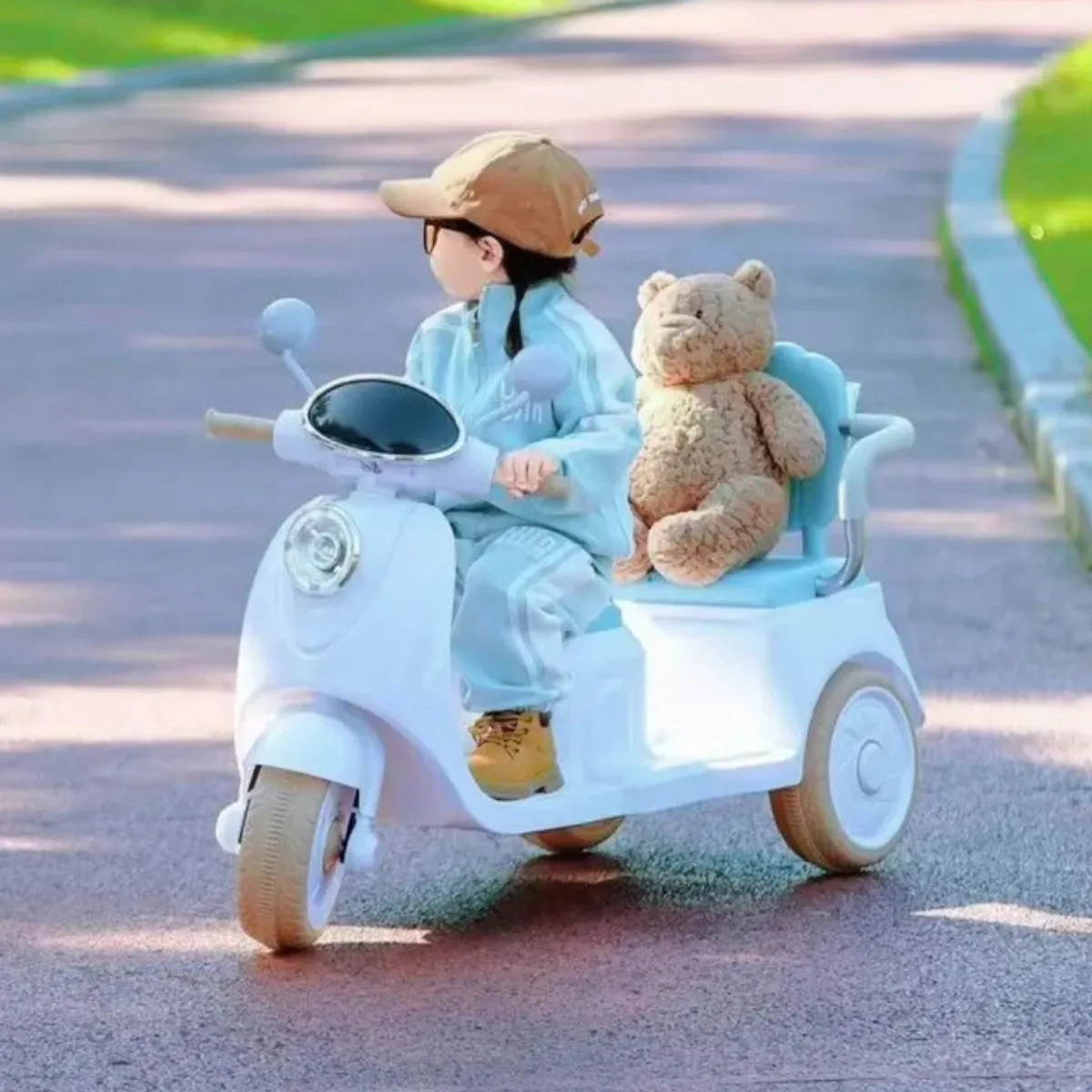 BABYKISS - MOTO ELECTRICA PARA NIÑO TRIMOTO 02 ASIENTOS CELESTE