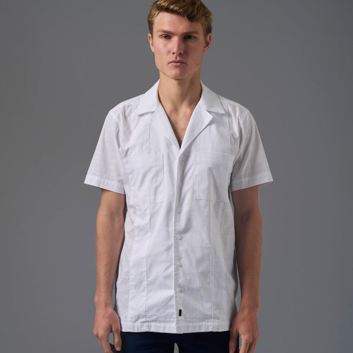 MBO - Camisa para Hombre Manga Corta Look Lino Cuello Resort Guayabera Classic Fit MBO