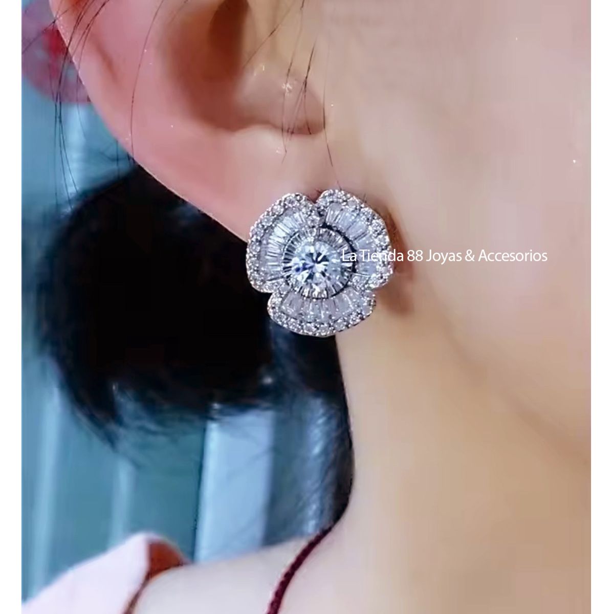 LA TIENDA 88 JOYAS Y ACCESORIOS - La Tienda 88 - Aretes Roseta Cristales Mujer DeLuxe bañado Oro18k - Blanco