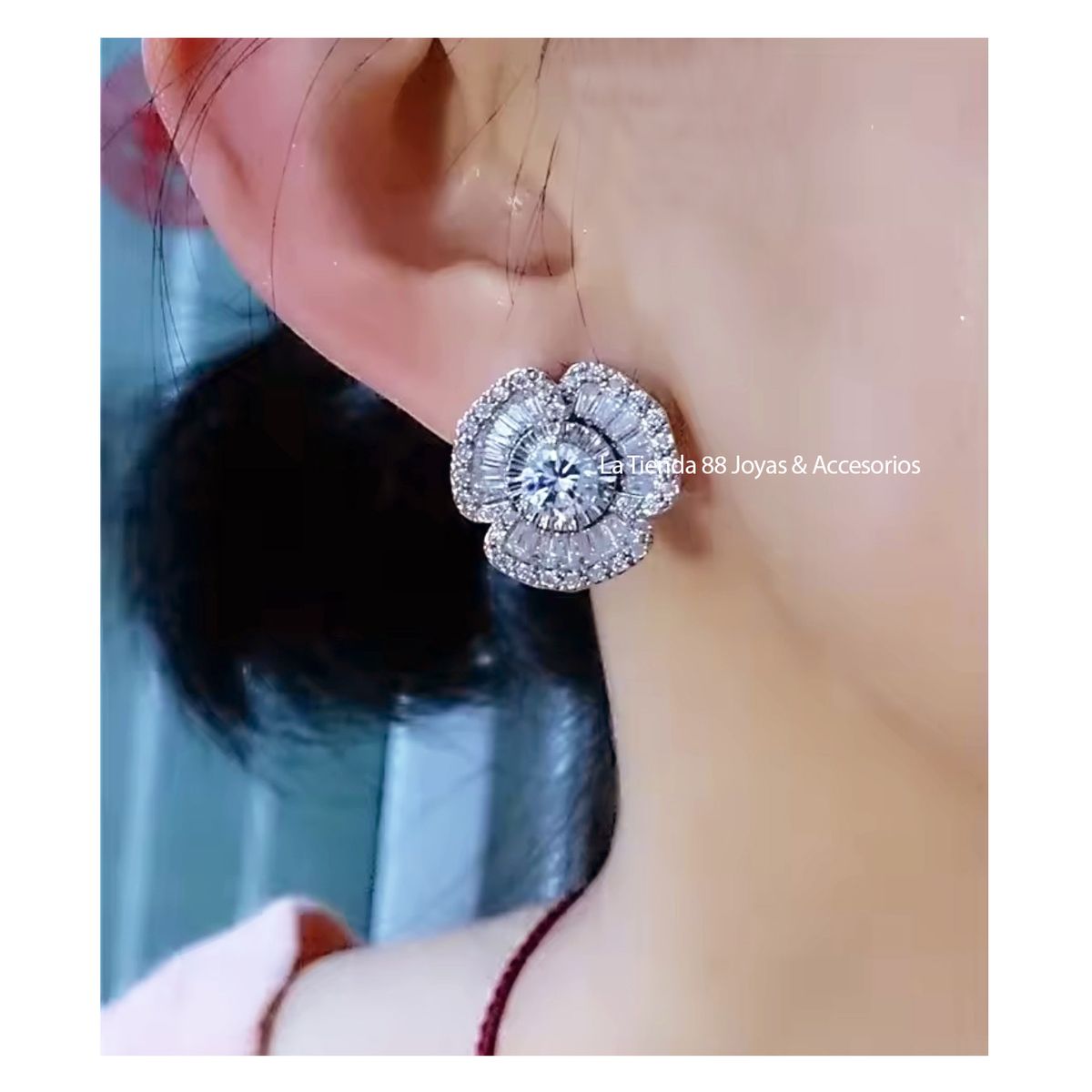 LA TIENDA 88 JOYAS Y ACCESORIOS - La Tienda 88 - Aretes Roseta Cristales Mujer DeLuxe bañado Oro18k - Blanco