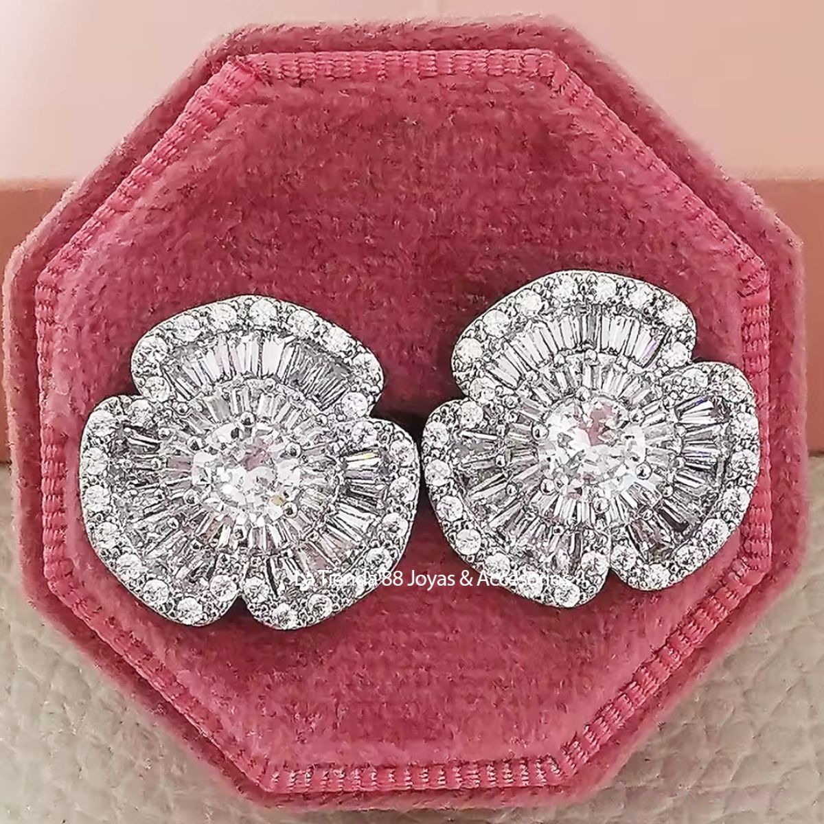 LA TIENDA 88 JOYAS Y ACCESORIOS - La Tienda 88 - Aretes Roseta Cristales Mujer DeLuxe bañado Oro18k - Blanco