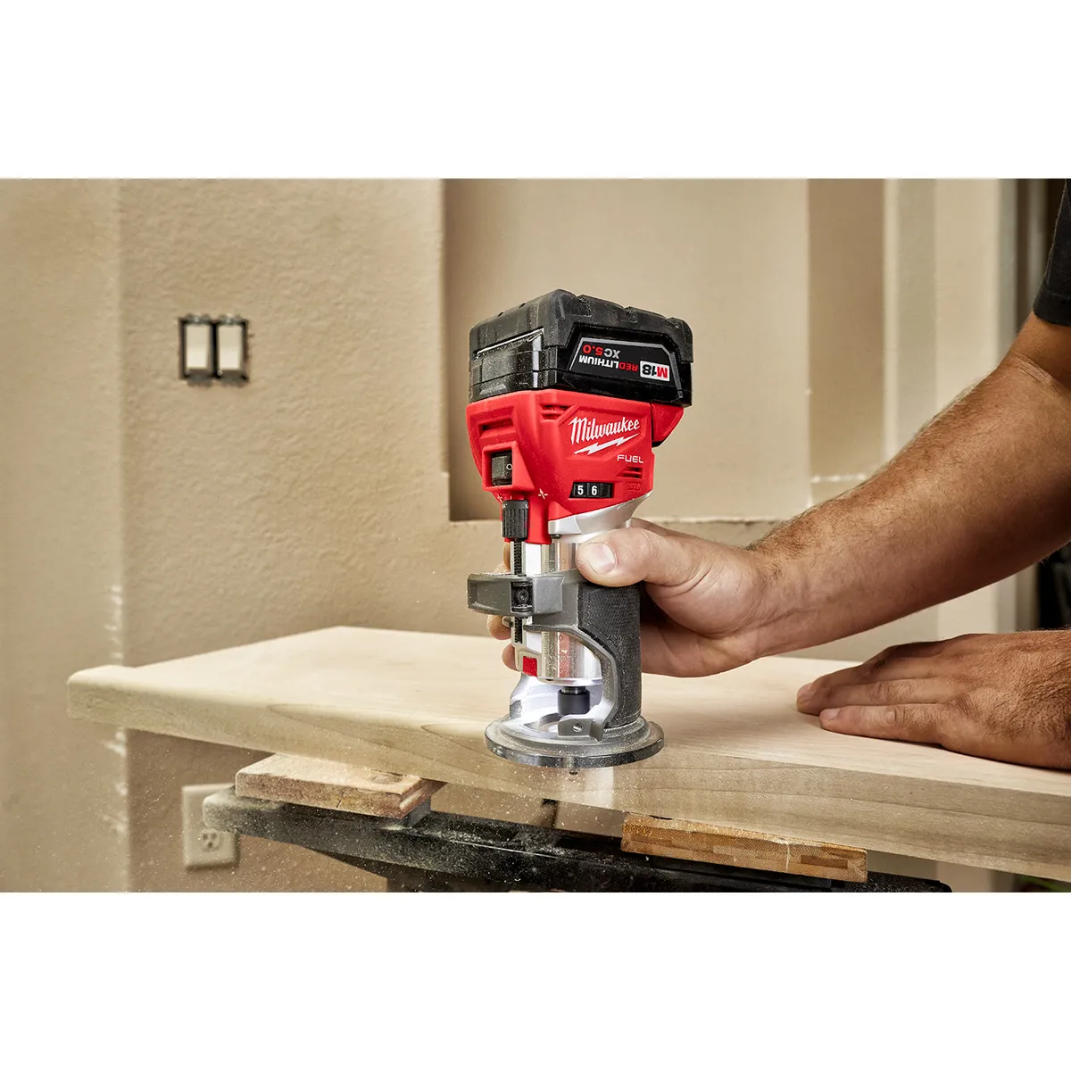 MILWAUKEE - Router compacta M18 Milwaukee 2723-20 Sin Baterias