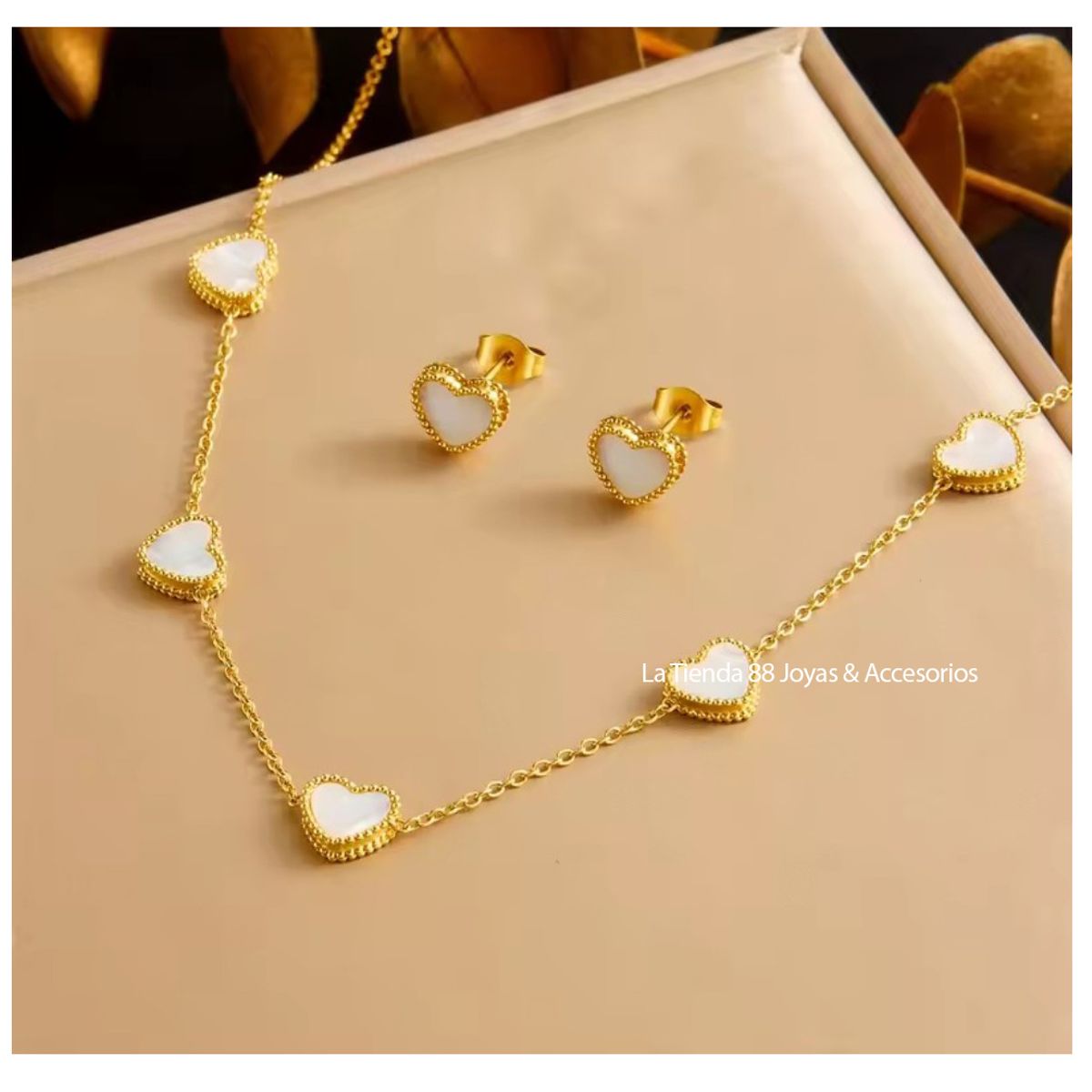 LA TIENDA 88 JOYAS Y ACCESORIOS - La Tienda 88 - Set Collar y Aretes Mujer Corazón Acero bañado Oro 18k con nácar - Blanco