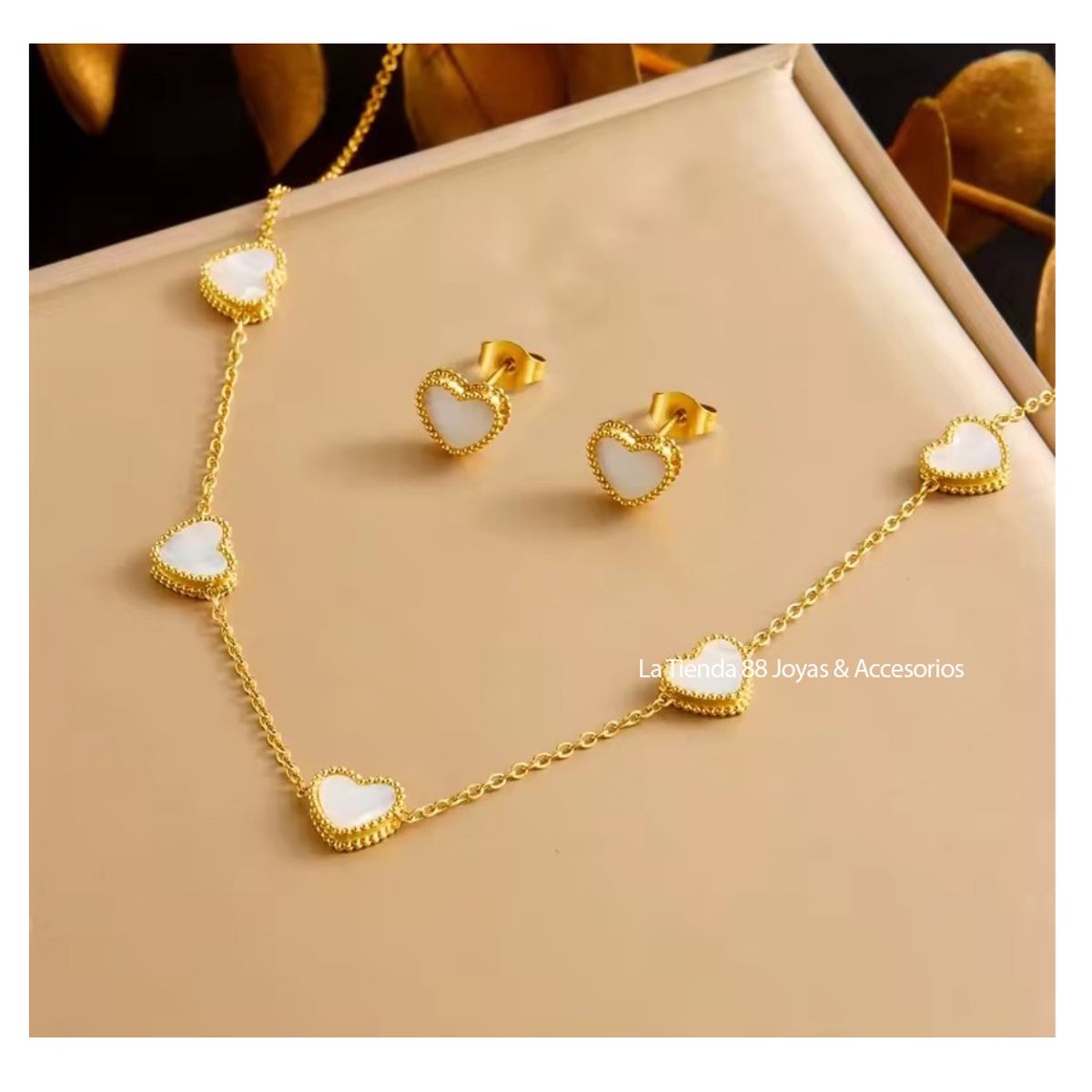 LA TIENDA 88 JOYAS Y ACCESORIOS - La Tienda 88 - Set Collar y Aretes Mujer Corazón Acero bañado Oro 18k con nácar - Blanco