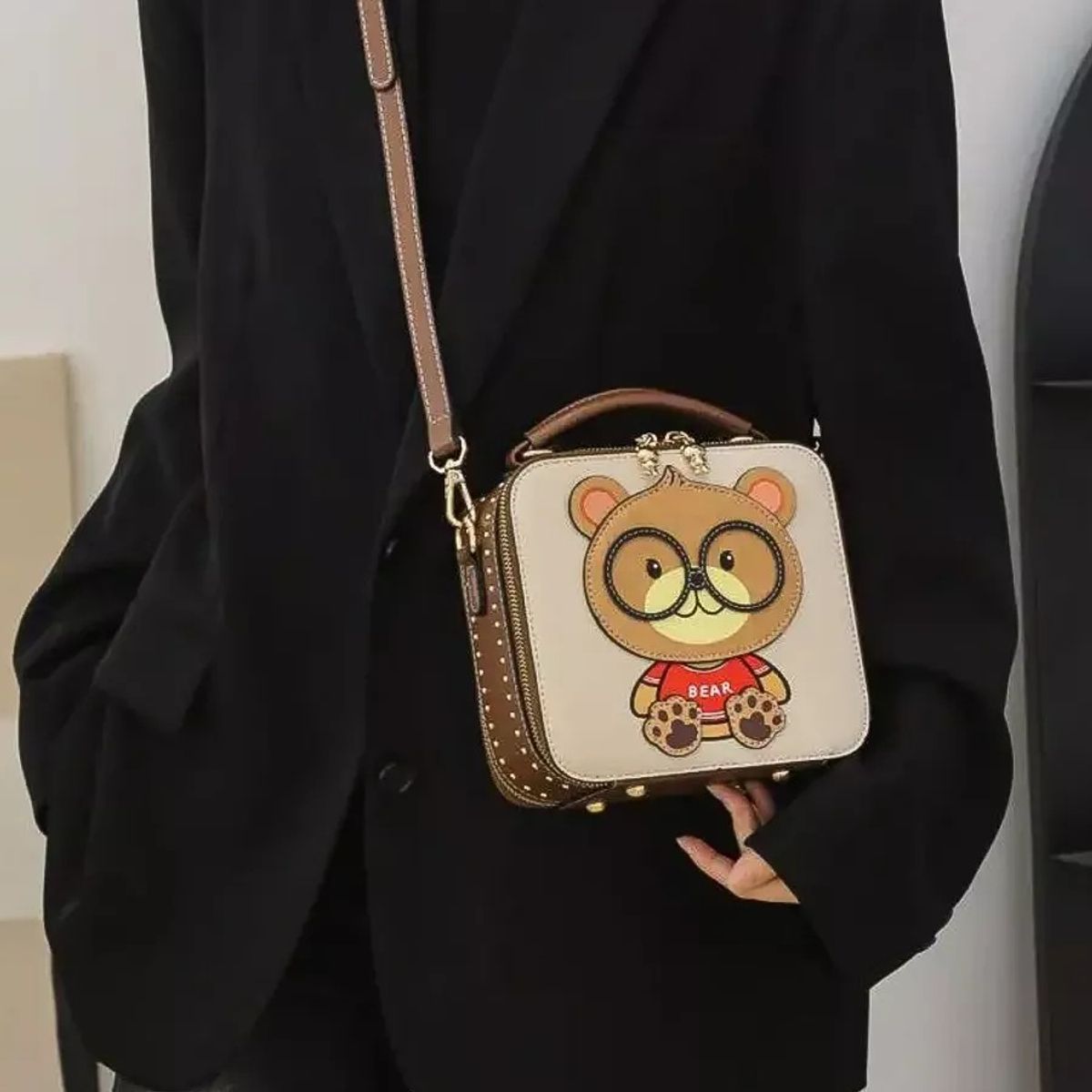 GENERICO - CARTERA PITON BEAR CUERO PU OSITO MARRON CON TACHAS