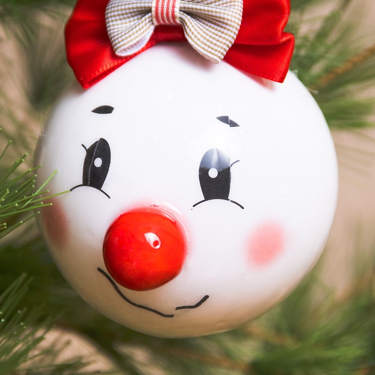 PANORAMA HOGAR - SETX6 ESFERAS BLANCAS CON LISTON ROJO