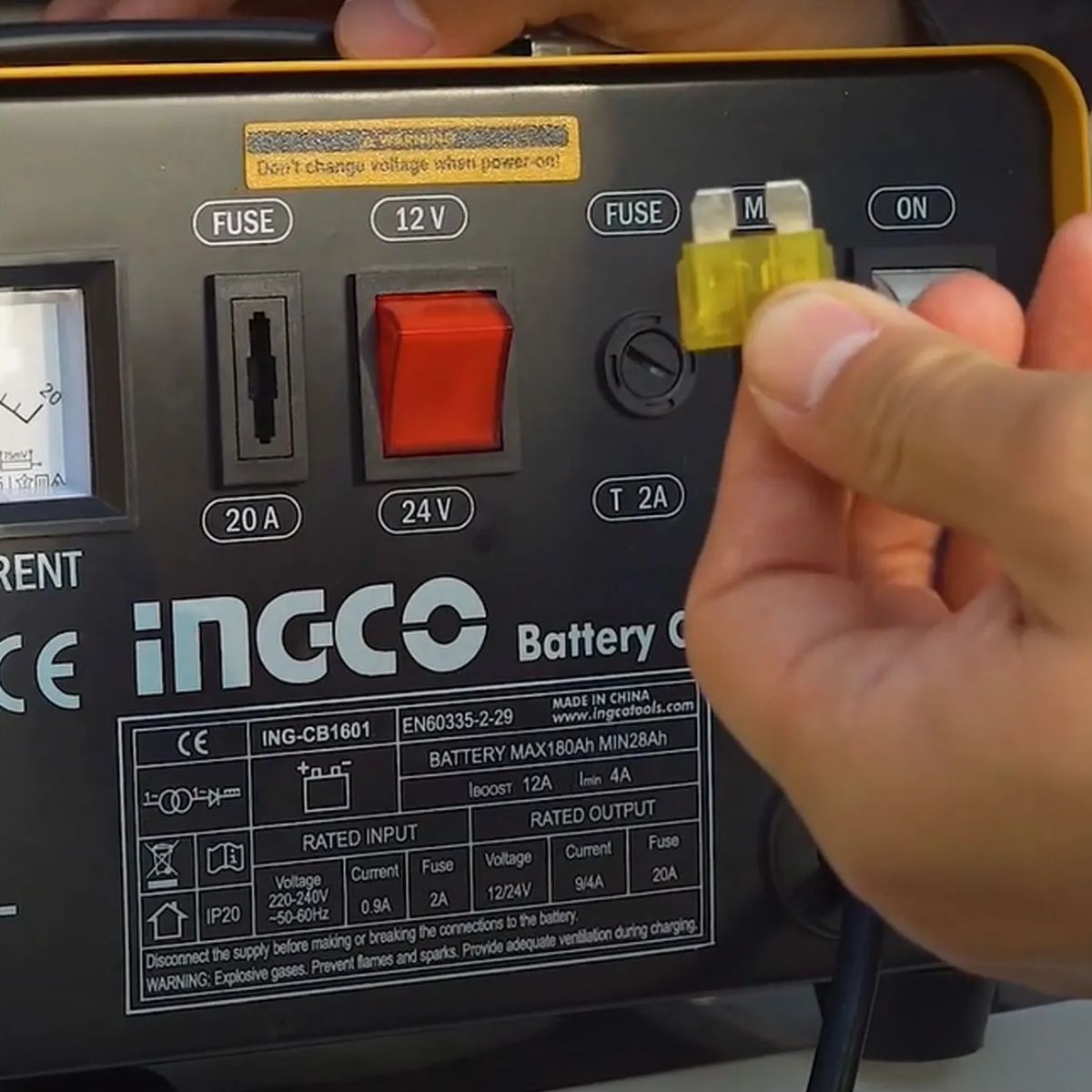 INGCO - Cargador de Batería INGCO 12V 24V CB1601 para Autos Camiones