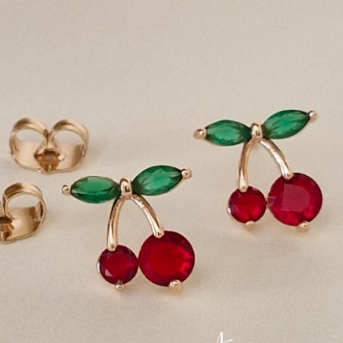 GENERICO - Aretes Cherry enchapados en oro 18K