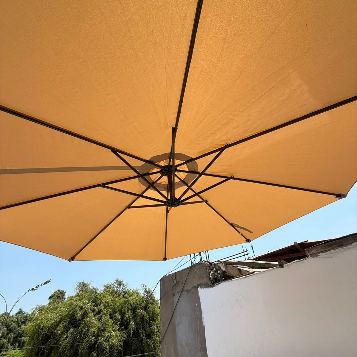 GENERICO - SOMBRILLA PARA TERRAZA LATERAL CON BASE DE PIEDRA color Taupe