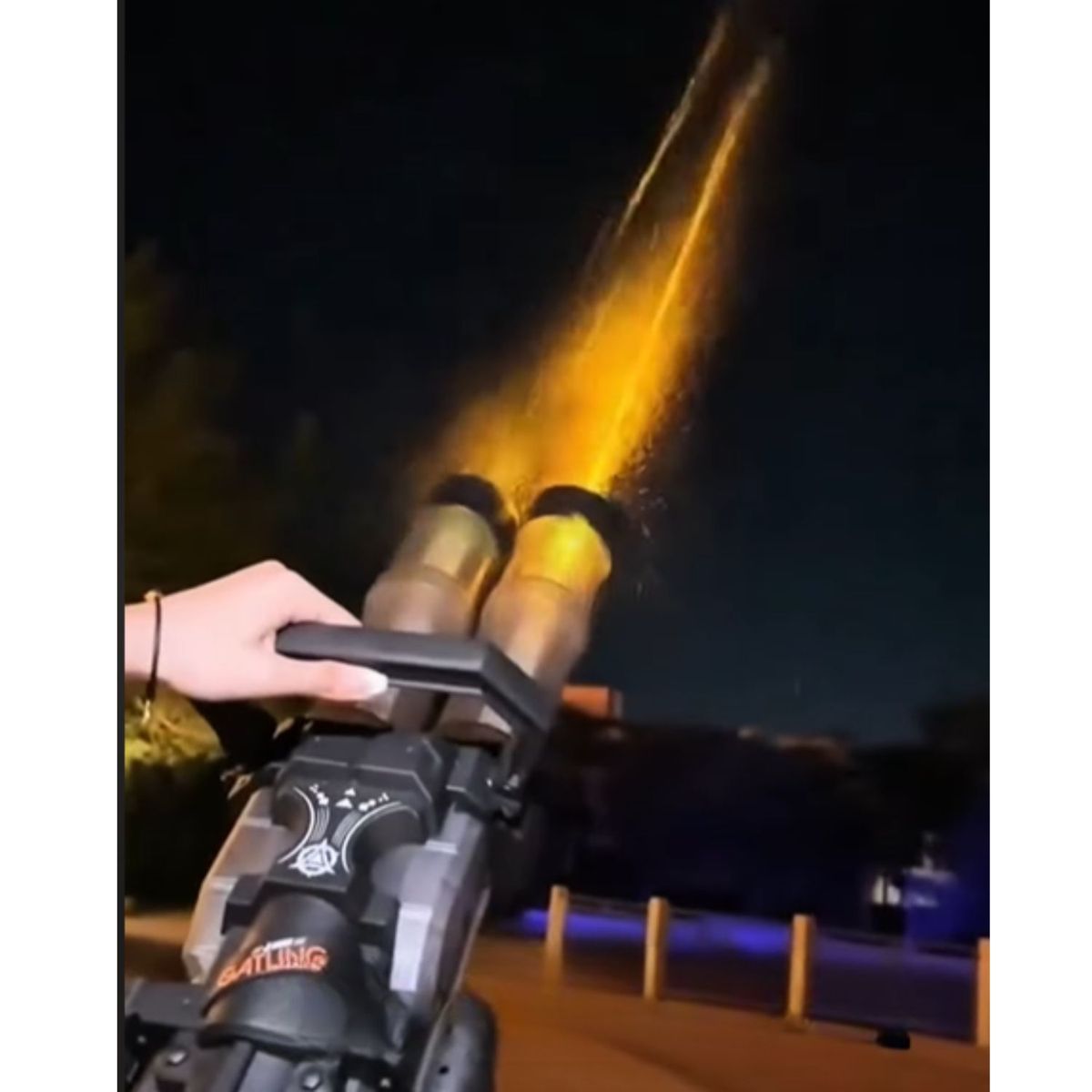 OEM - Pistola de agua con cañones giratorios RGB 7 tipos de luces y chispas