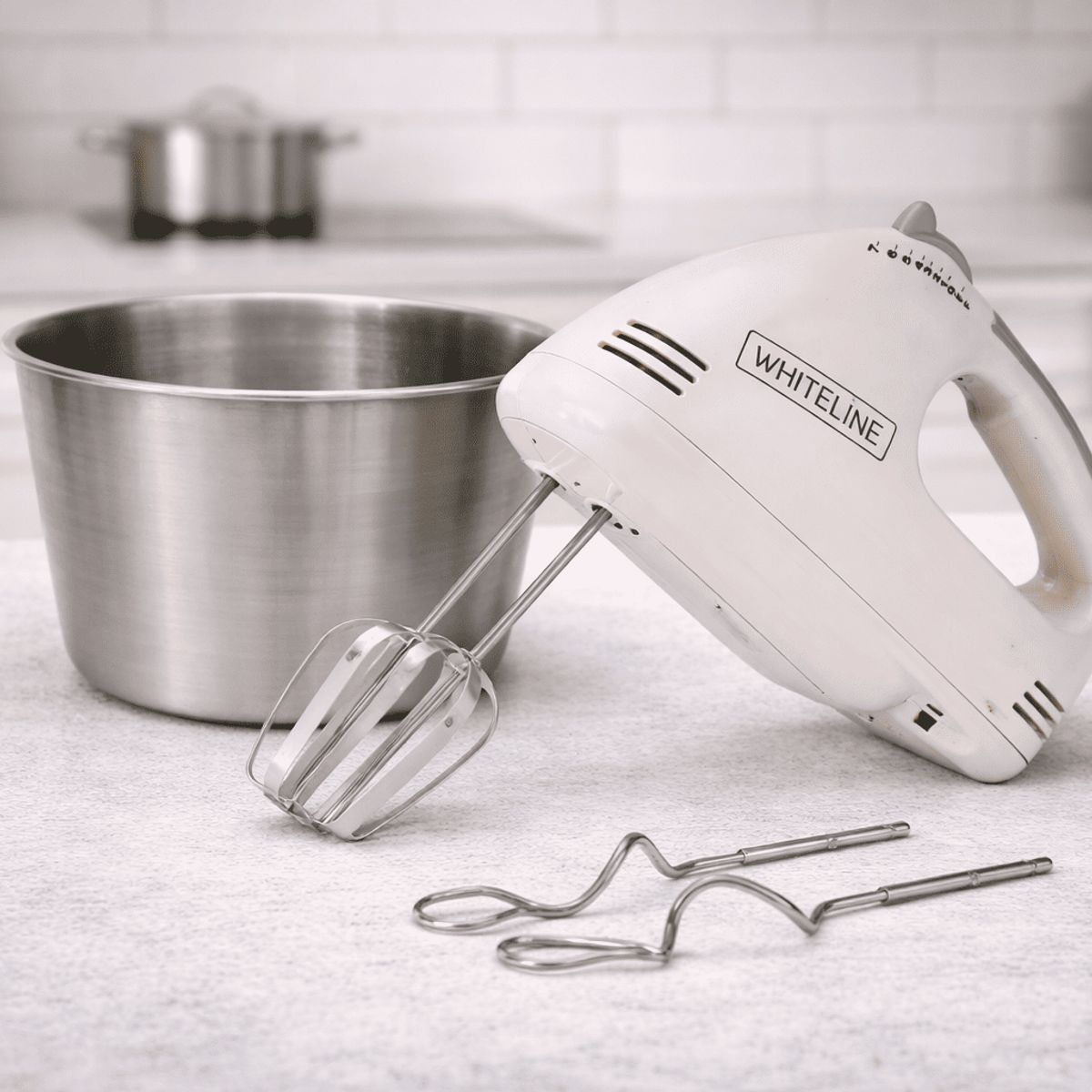 WHITELINE - Batidora eléctrica Whiteline con bowl de acero inoxidable 2 L – 7 velocidades