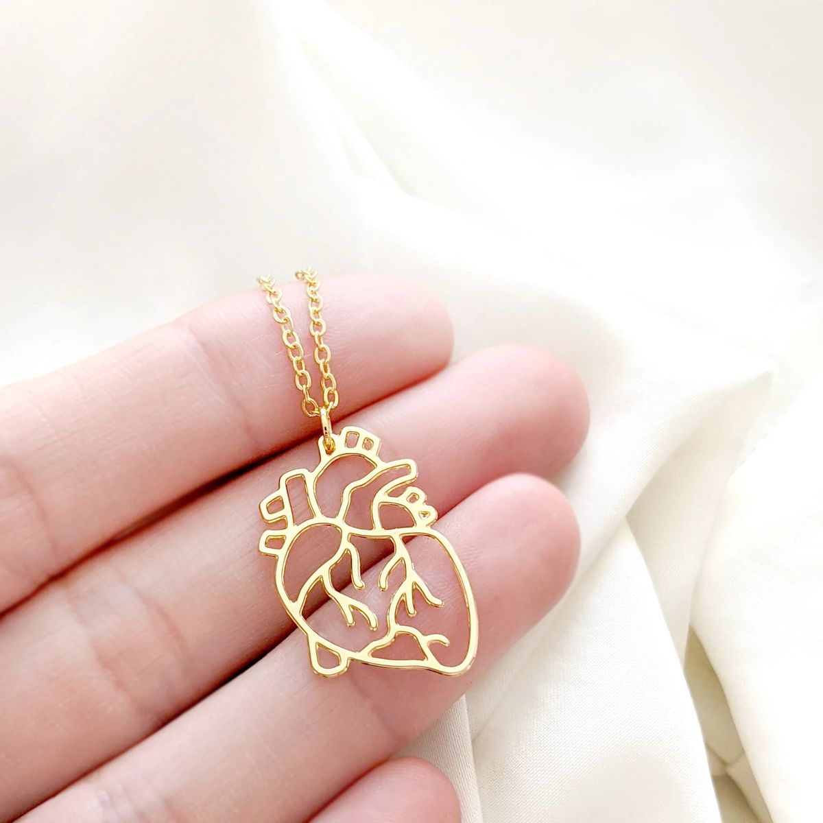 GENERICO - Collar corazón anatómico medicina unisex dorado