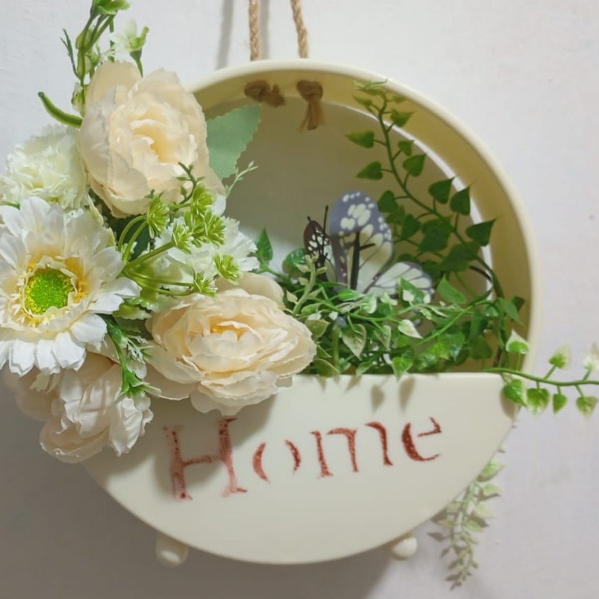 PLASTIMACETA - ARREGLO FLORAL EN MACETA COLGANTE CIRCULAR HOME CON FLORES ARTIFICIALES MOD EXCLUSIVO COLOR MARFIL