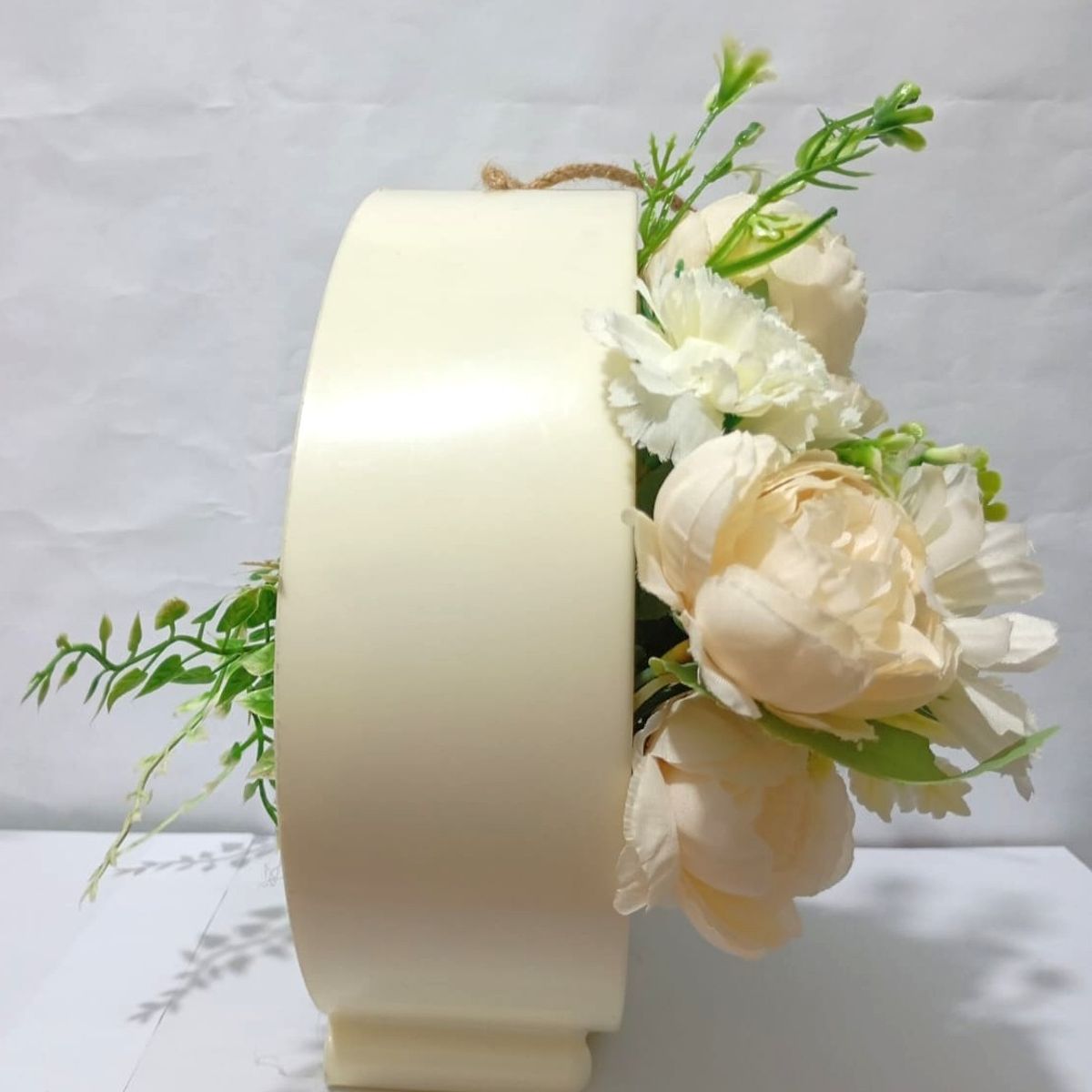 PLASTIMACETA - ARREGLO FLORAL EN MACETA COLGANTE CIRCULAR HOME CON FLORES ARTIFICIALES MOD EXCLUSIVO COLOR MARFIL