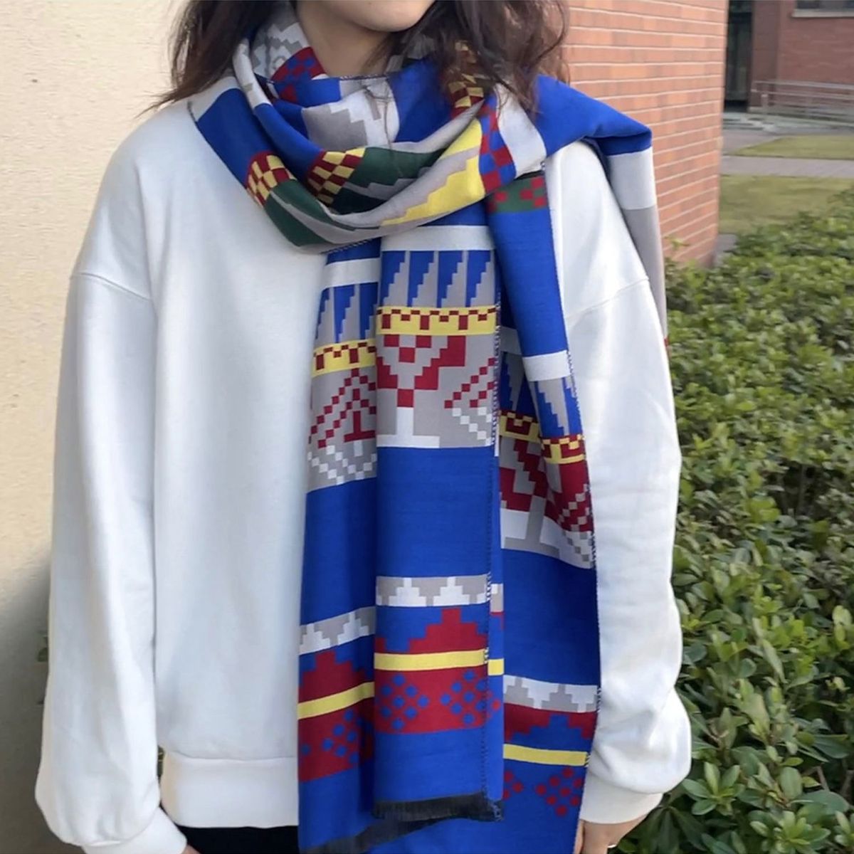 TIOZONEY - Bufanda con elementos totémicos