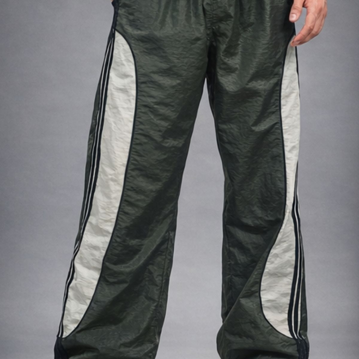 ENKI - Pantalón Power Track Oversized Tela Mojada Verde Hombre