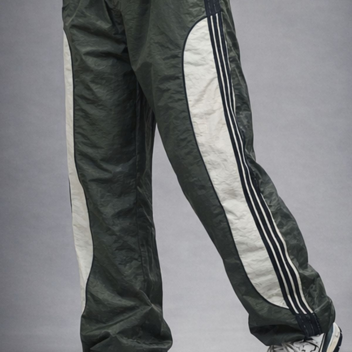 ENKI - Pantalón Power Track Oversized Tela Mojada Verde Hombre