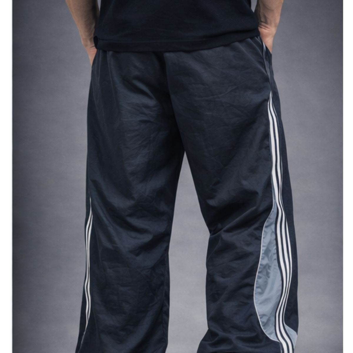 ENKI - Pantalón Power Track Oversized Tela Mojada Negro Hombre